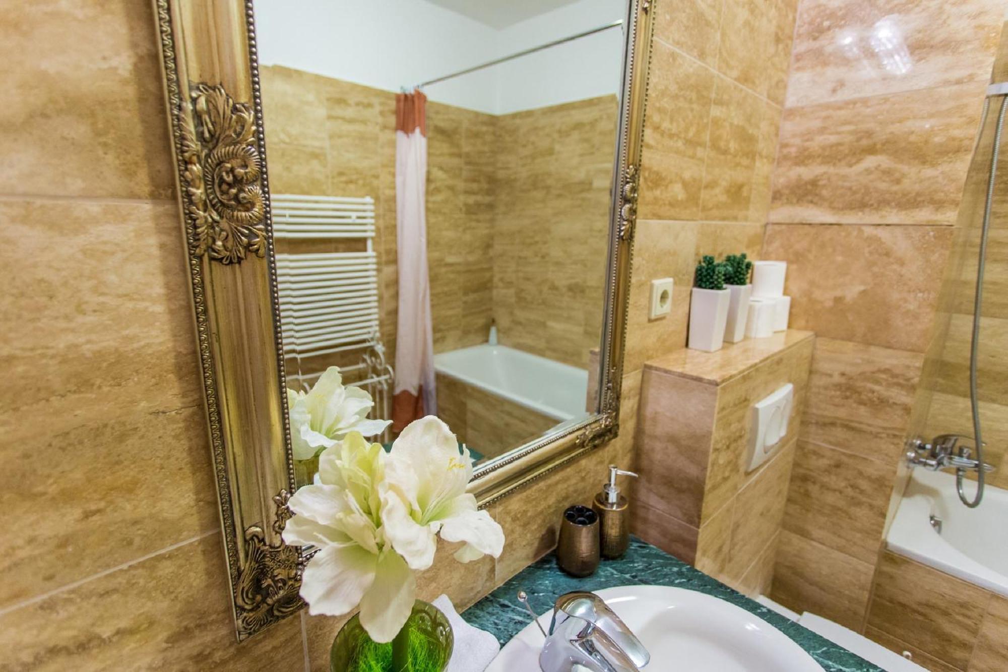 Colours Apartments Superior With Free Parking บูดาเปสต์ ภายนอก รูปภาพ